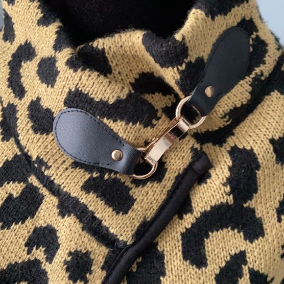 NWOT Leopard knit sweater / cape with clasp. One size fits most. - Picture 3 of 12